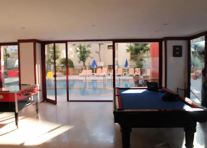 Caprice מלון דירות 2*